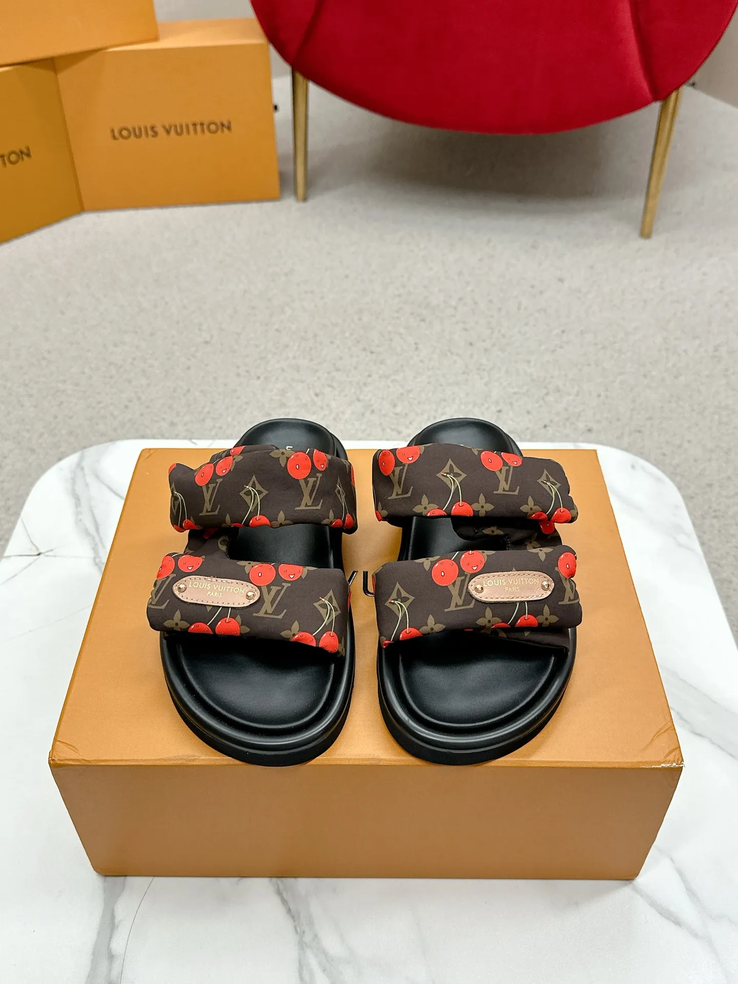 P340 yuan LV Louis Vuitton Full of high-end feel! A popular model among bloggers at home and abroad, it’s retro and fashionable, and looks stunning on your feet! Mainly recommended model on the official website★ ━━━━━ ЅᏇєєt ━━━━━ ▪️Upper: original calfskin ➕5D printing process ▪️Inner: imported mixed sheepskin ▪️Outsole: original molded foam outsole ▪️Size: Female 35-40 Men's 39-44 (women's 41 men's 45)